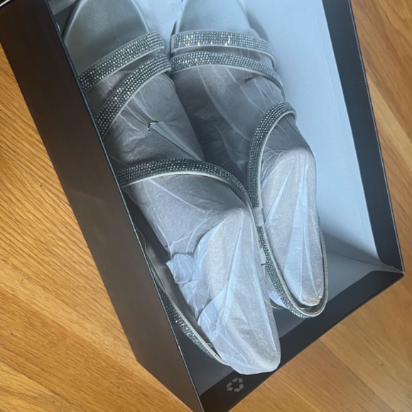 Naturalizer Silver Sandals NWT - Picture 4 of 6